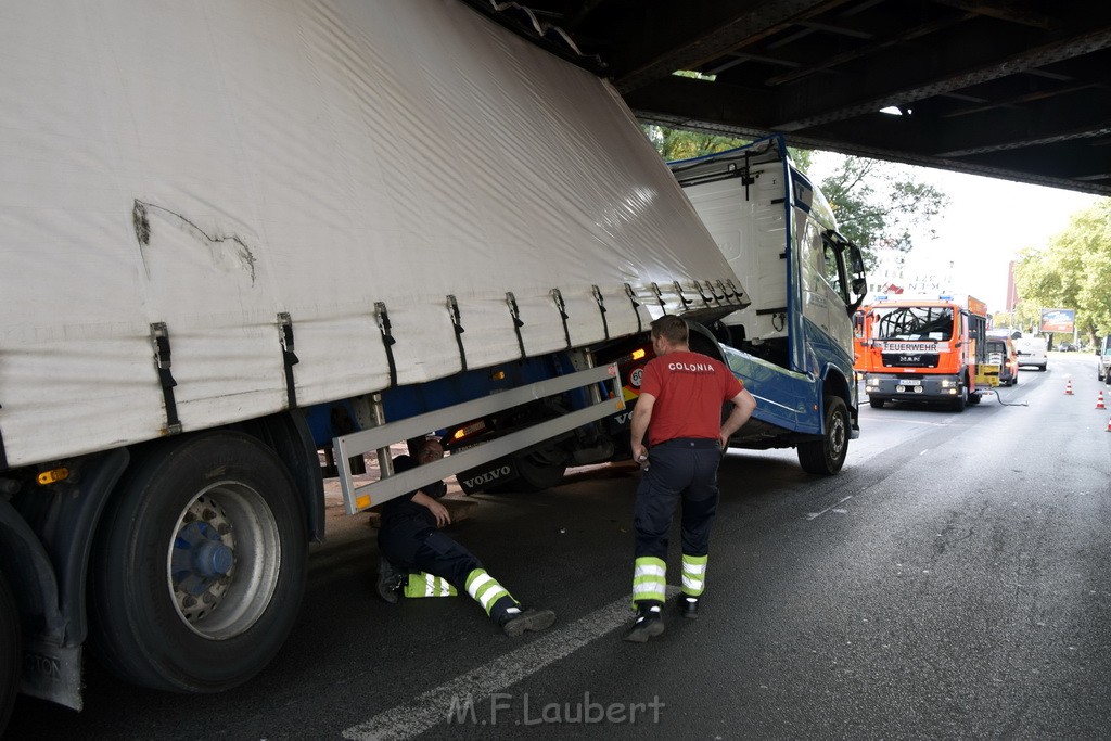 LKW blieb unter Bruecke haengen Koeln Ehrenfeld Innere Kanalstr Hornstr P084.JPG - Miklos Laubert